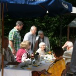 Im Gespräch mit den Gästen auf der Gartenterrasse: Andreas Bangemann, Helmut und Barbara Creutz